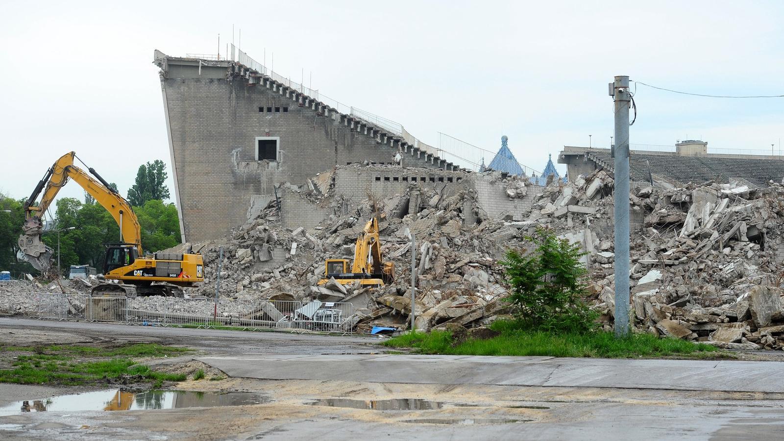 Bontják a stadiont. FOTÓ: Molnár Ádám