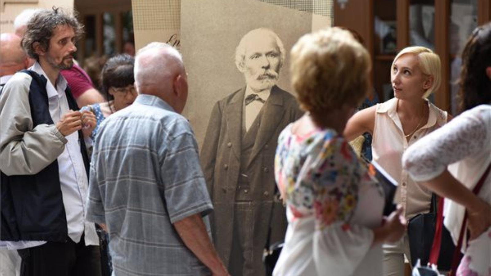 Az írótábor résztvevői a Petőfi Irodalmi Múzeum Jártam a jelenben, éltem a jövőben című kiállításán a Tokaji Ferenc Gimnázium au