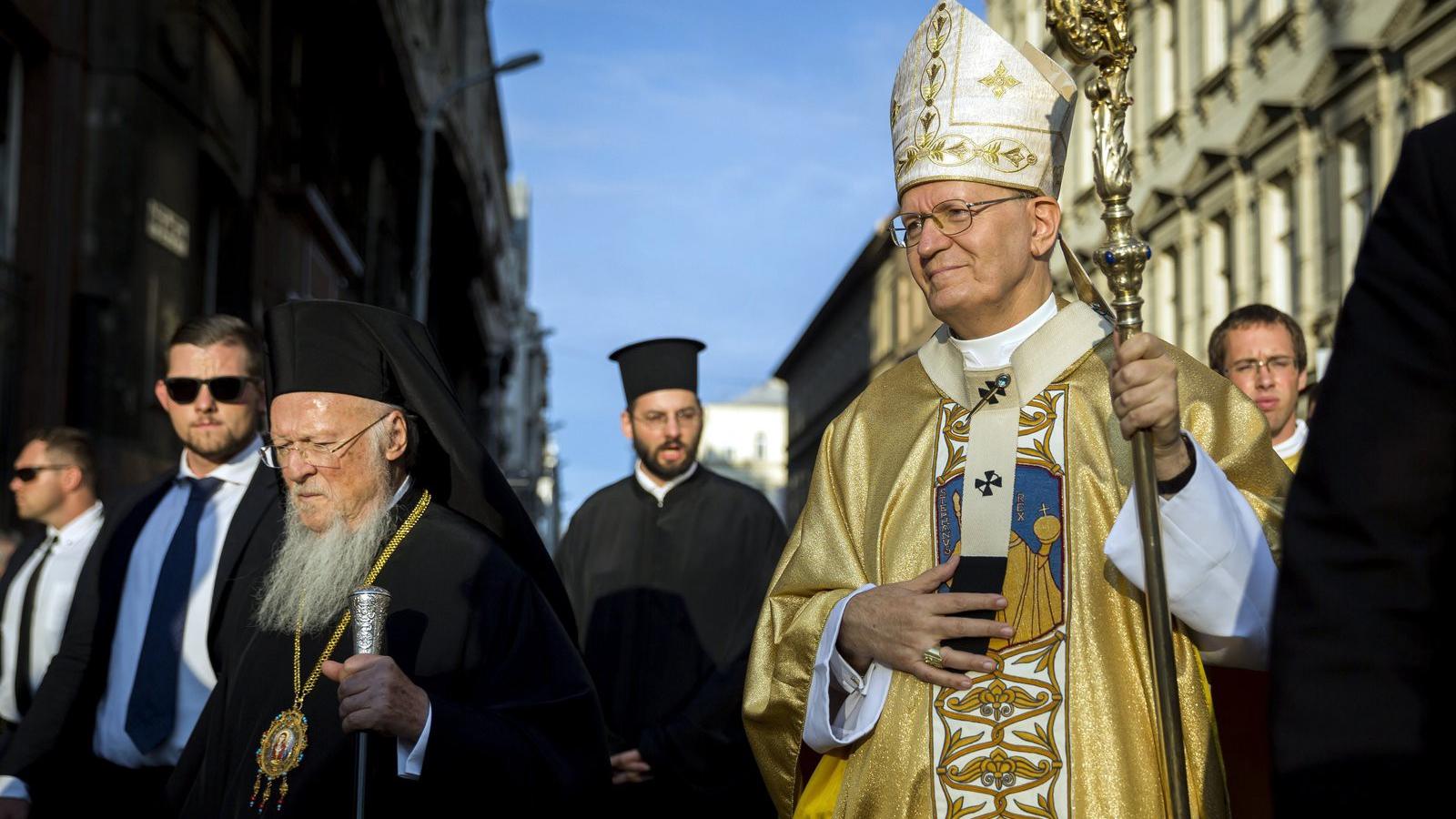 A képem I. Bartolomaiosz konstantinápolyi ökumenikus pátriárka és Erdő Péter bíboros a Szent Jobb körmeneten. Az ehhez kapcsolód