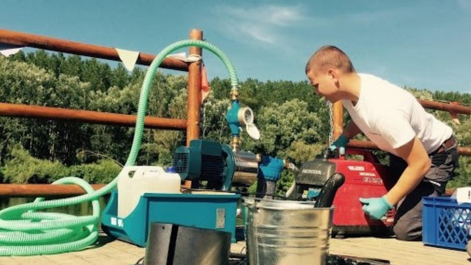 VIZSGÁLAT A WESSLING Hungary Kft. szakembere mikroműanyagmintát vesz
a folyóból - FORRÁS: LABORATÓRIUM.HU