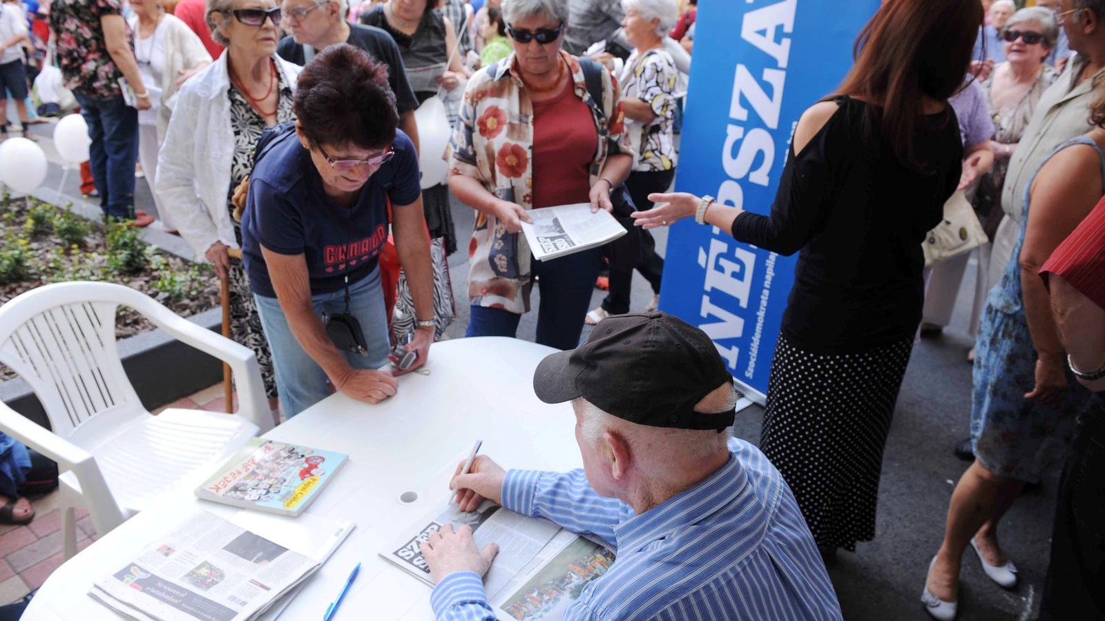 Moldova György dedikál a tavalyi Pozsonyi Pikniken a Népszava standjánál Fotó: Vajda József