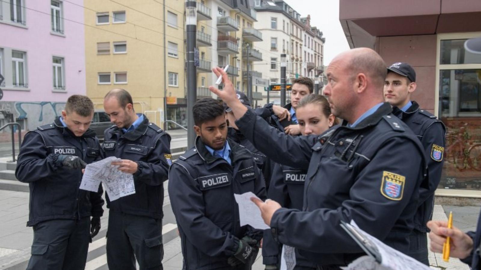 Rendőrök ellenőrzik, hogy üresek-e a házak Frankfurt érintett részében. FOTÓ: THOMAS LOHNES / AFP