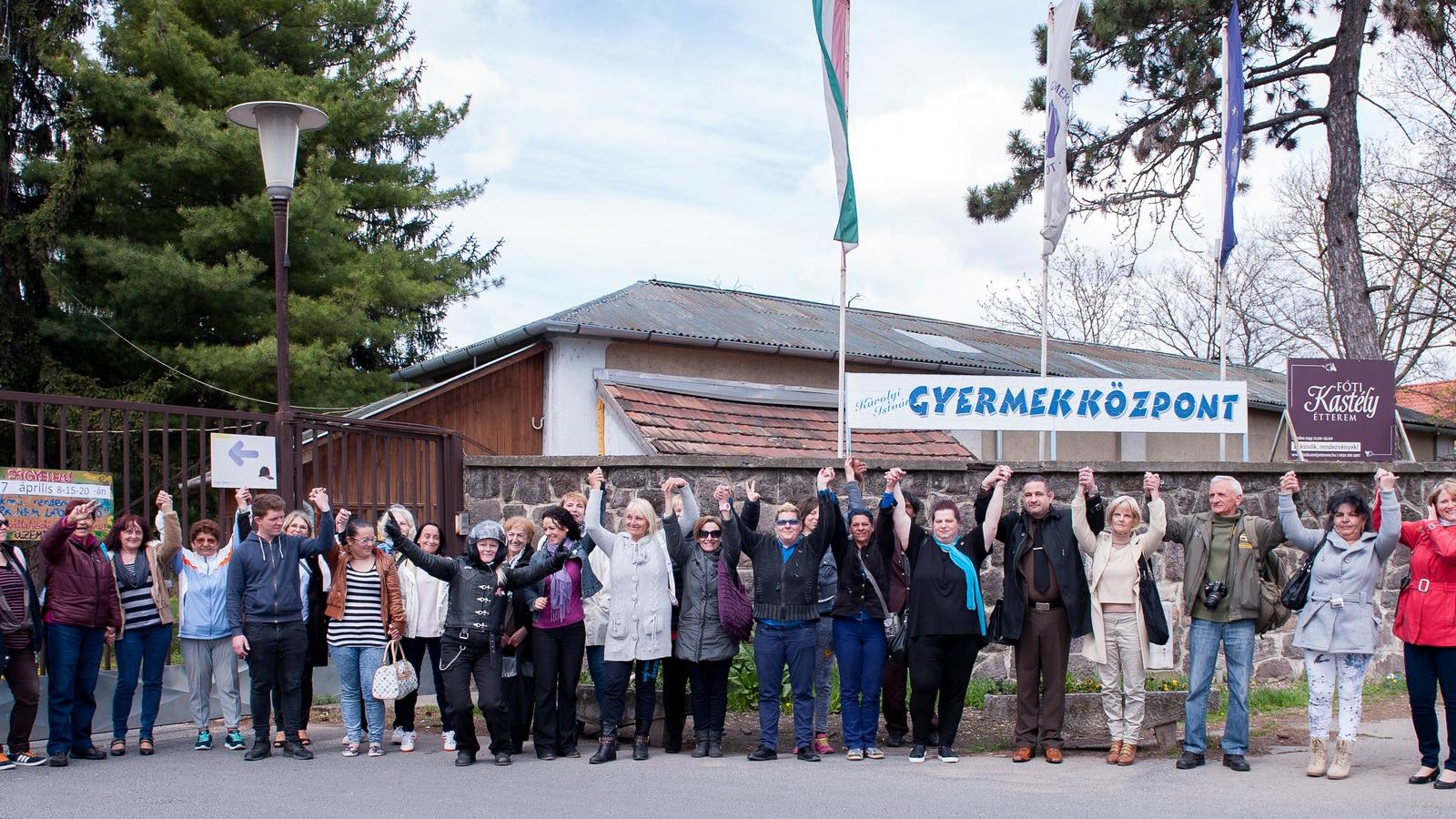 Egykori állami gondozottak tüntettek áprilisban Fóton volt nevelőikkel, barátaikkal és szimpatizánsokkal karöltve a gyermekközpo