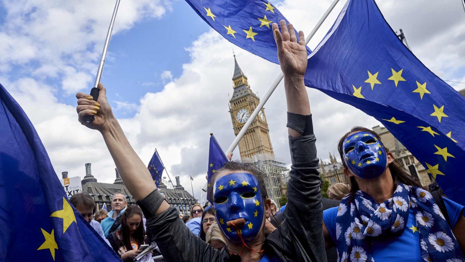 Több ezer ember vett részt Londonban a Brexit elleni tüntetésen szombaton. FOTÓ: NIKLAS HALLE`N / AFP 