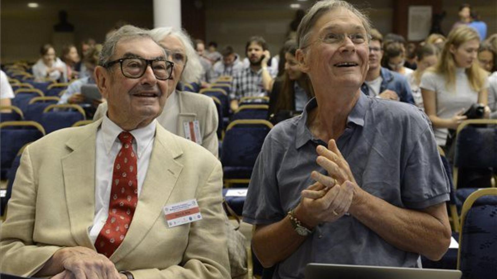 Az amerikai Harry B. Gray, Wolf-díjas kémikus (b) és a brit Tim Hunt Nobel-díjas biokémikus. MTI Fotó: Soós Lajos.