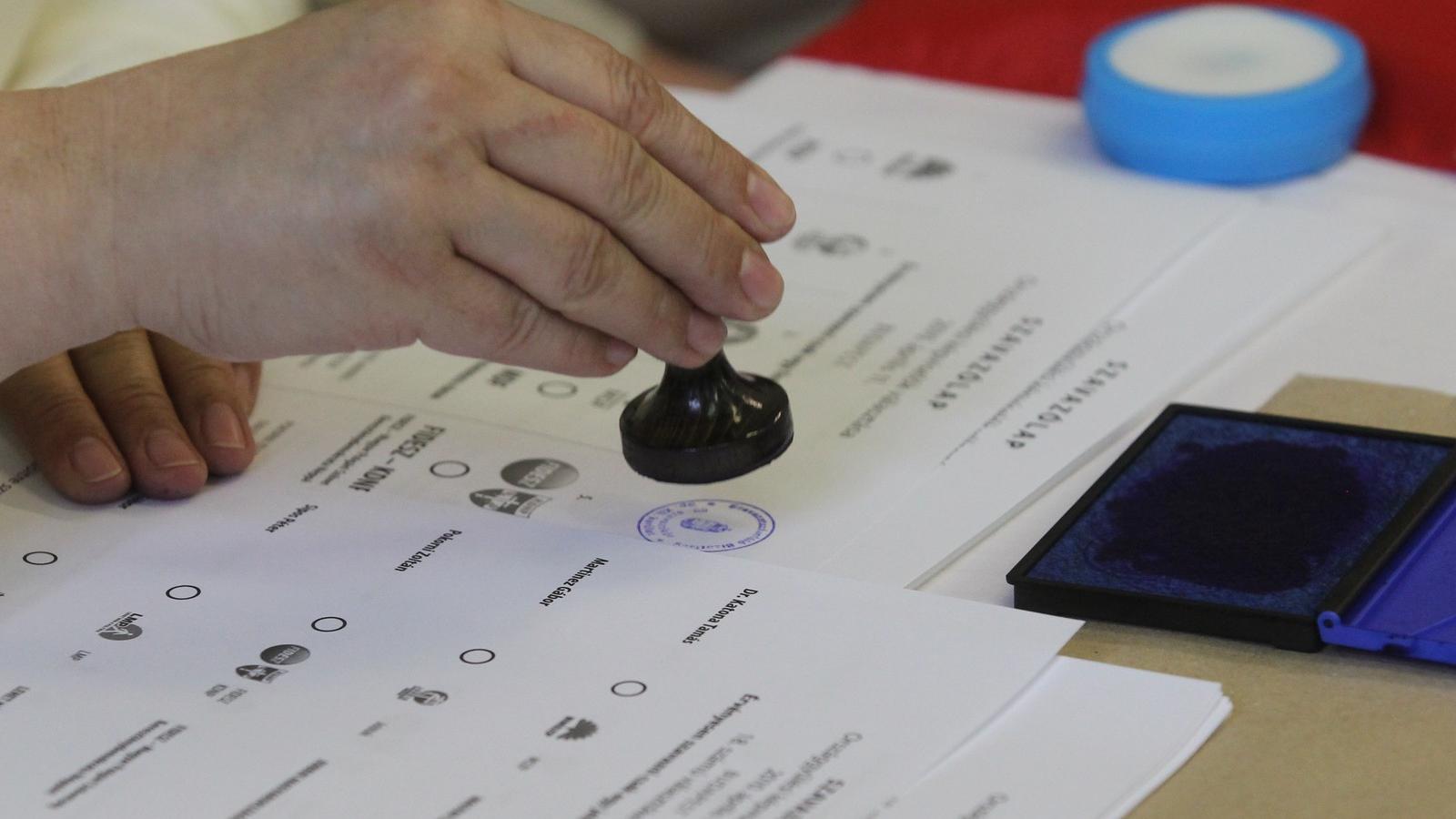 Lehetséges, hogy 30-nál is több – országos listát állító – párt nevével találkozunk a szavazólapon. Fotó: Szalmás Péter/Népszava