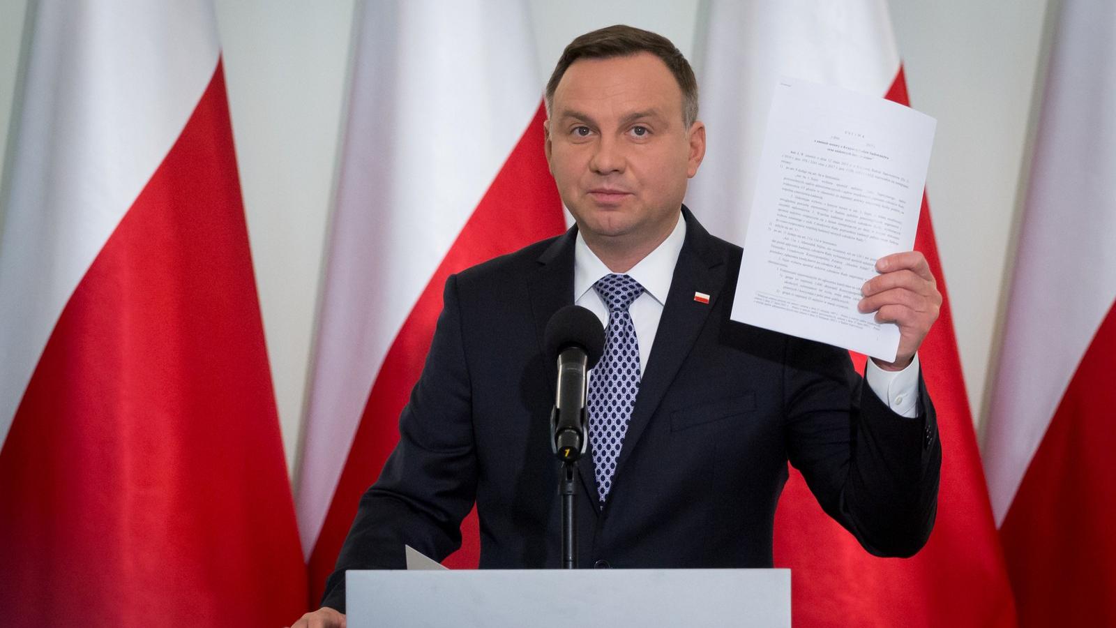 Andrzej Duda, kezében a tervezettel Fotó: AFP/Mateusz Wlodarczyk