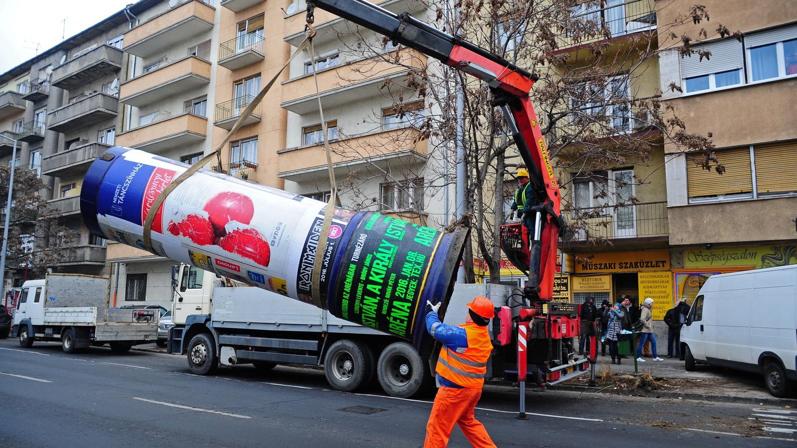 Már 2016-ban sem bántak kesztyűs kézzel a Simicska-érdekeltségű plakátokkal -
 Népszava fotó