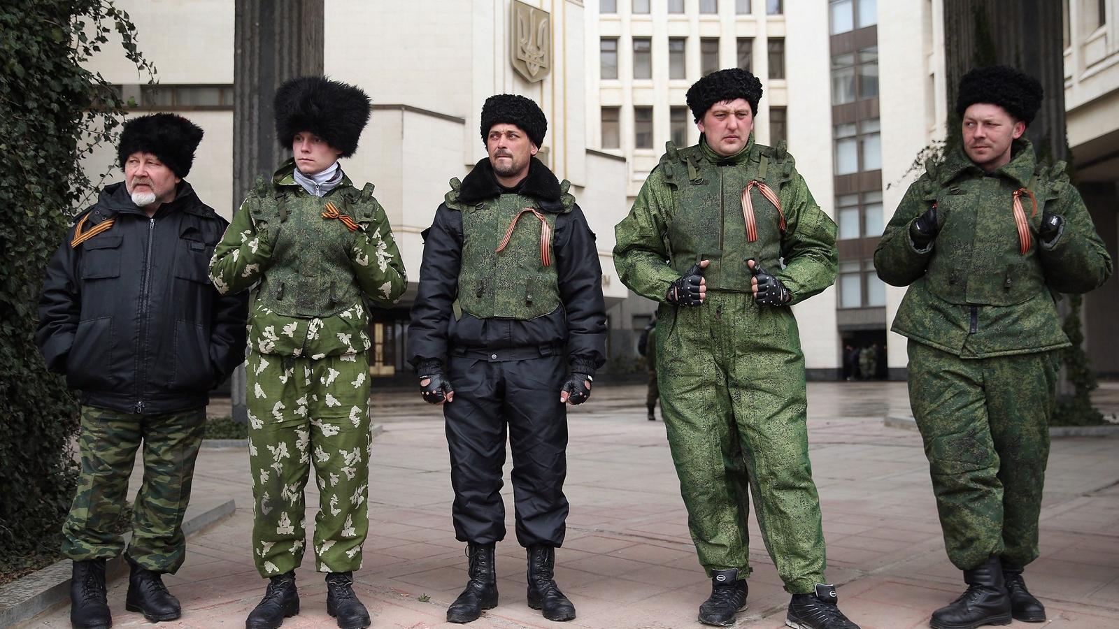 Kozákok őrzik a krími parlament épületét Szimferopolban FOTÓ: EUROPRESS/GETTY IMAGES/SEAN GALLUP