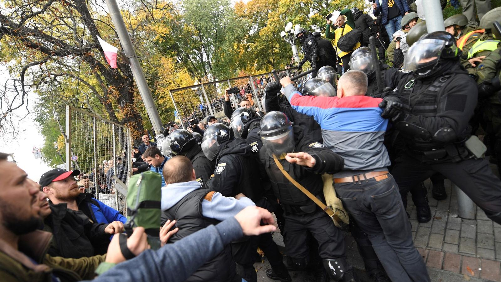 Napok óta tüntetnek a kijevi parlament előtt. FOTÓ: SERGEI SUPINSKY / AFP