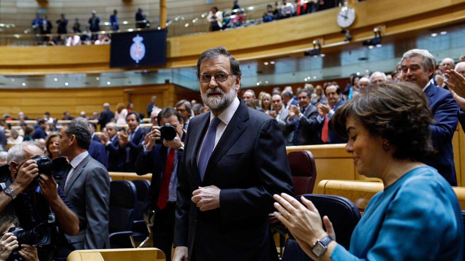 Tapssal fogadják a miniszterelnököt a szenátusban. FOTÓ: OSCAR DEL POZO / AFP