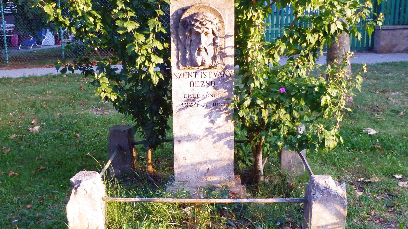 EMLÉKMŰ - A lezuhant hidroplánpilóta emlékoszlopa Balatonújhelyen