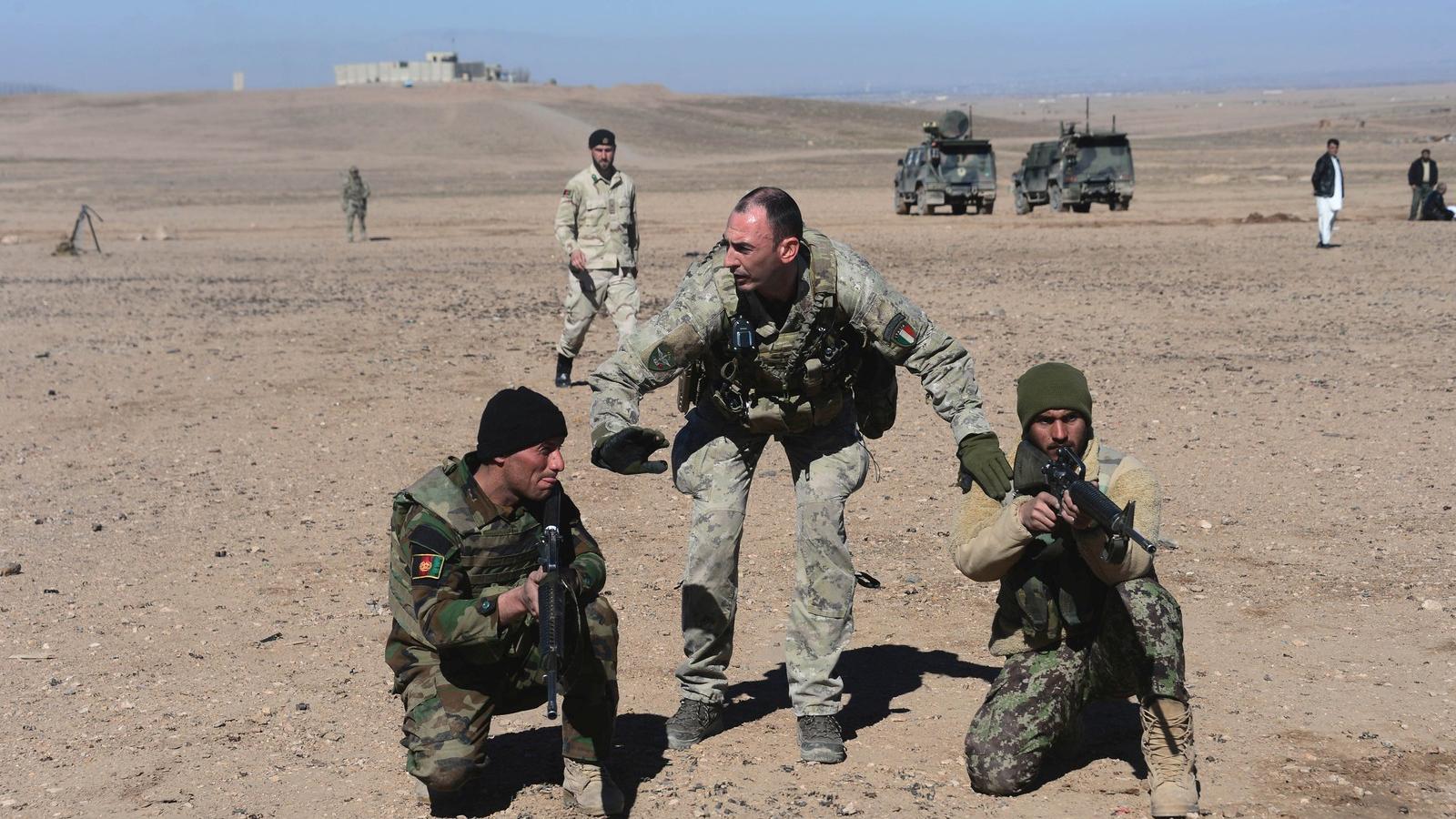 NATO-katonák kiképzést tartanak a helyi erőknek. A szövetség hosszú távra rendezkedik be Afganisztánban Fotó: AFP/Aref Karimi