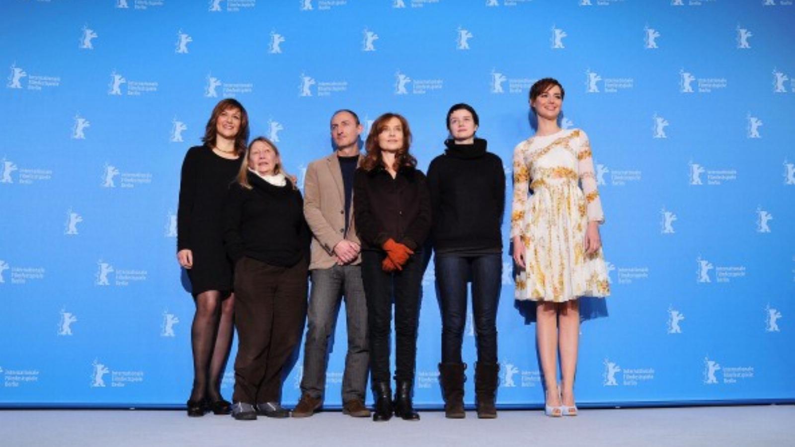 A képen a rendező, Guillaume Nicloux és a The Nun c. film színésznői láthatók a 63. Berlinale Nemzetközi Filmfesztiválon. Fotó: 