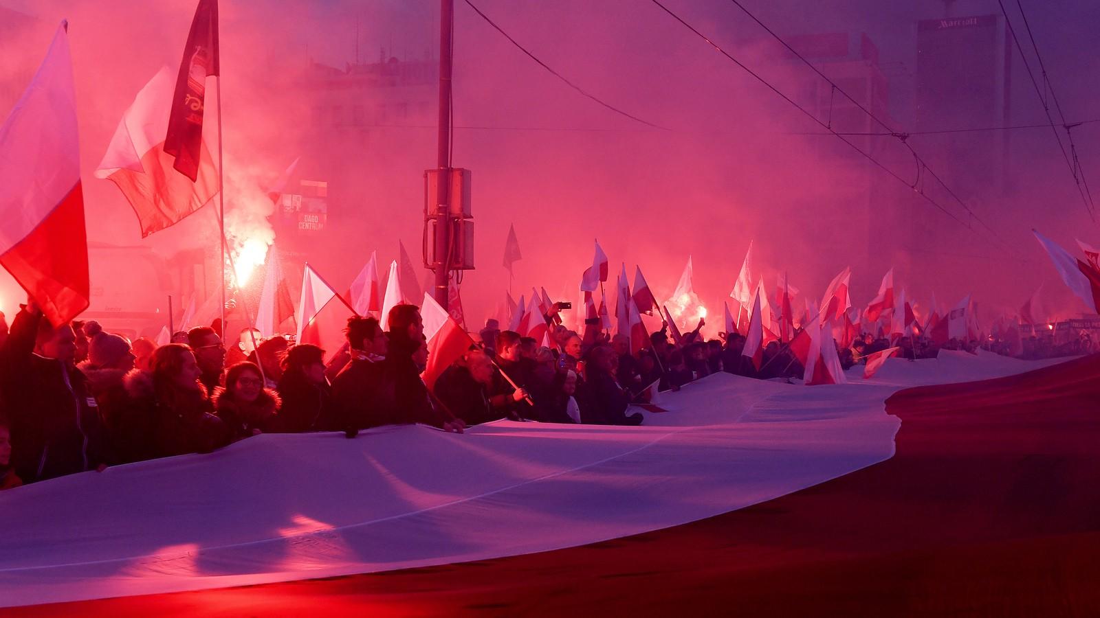 A november 10-i nemzeti ünnepen 60 ezren vettek részt a szélsőjobb
felvonulásán a lengyel fővárosban. FOTÓ: AFP/JANEK SKARZYNSKI