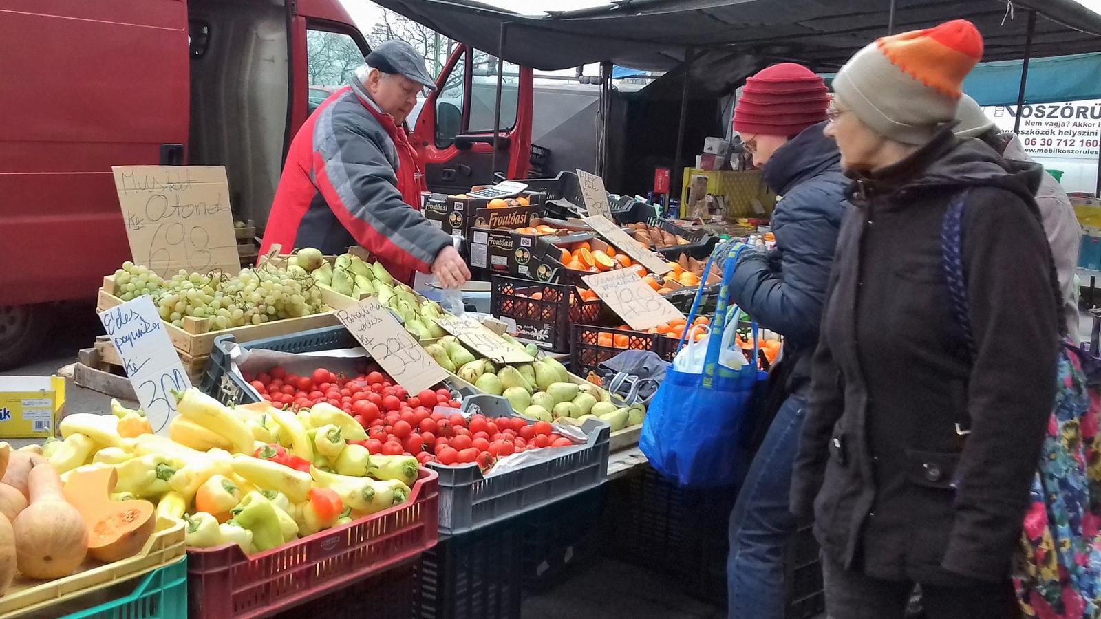 Távolról jönnek, hogy a megbízható termelőtől vásároljanak. A szerző felvétele.