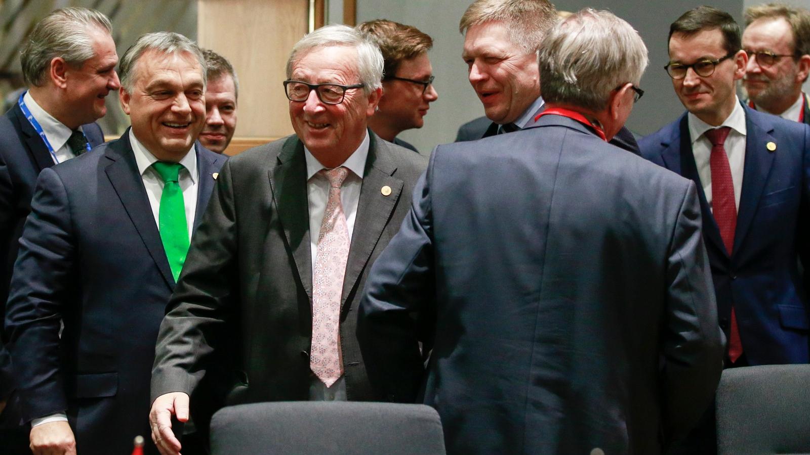 Jean-Claude Juncker a visegrádi országok vezetőivel. FOTÓ: OLIVIER HOSLET / AFP