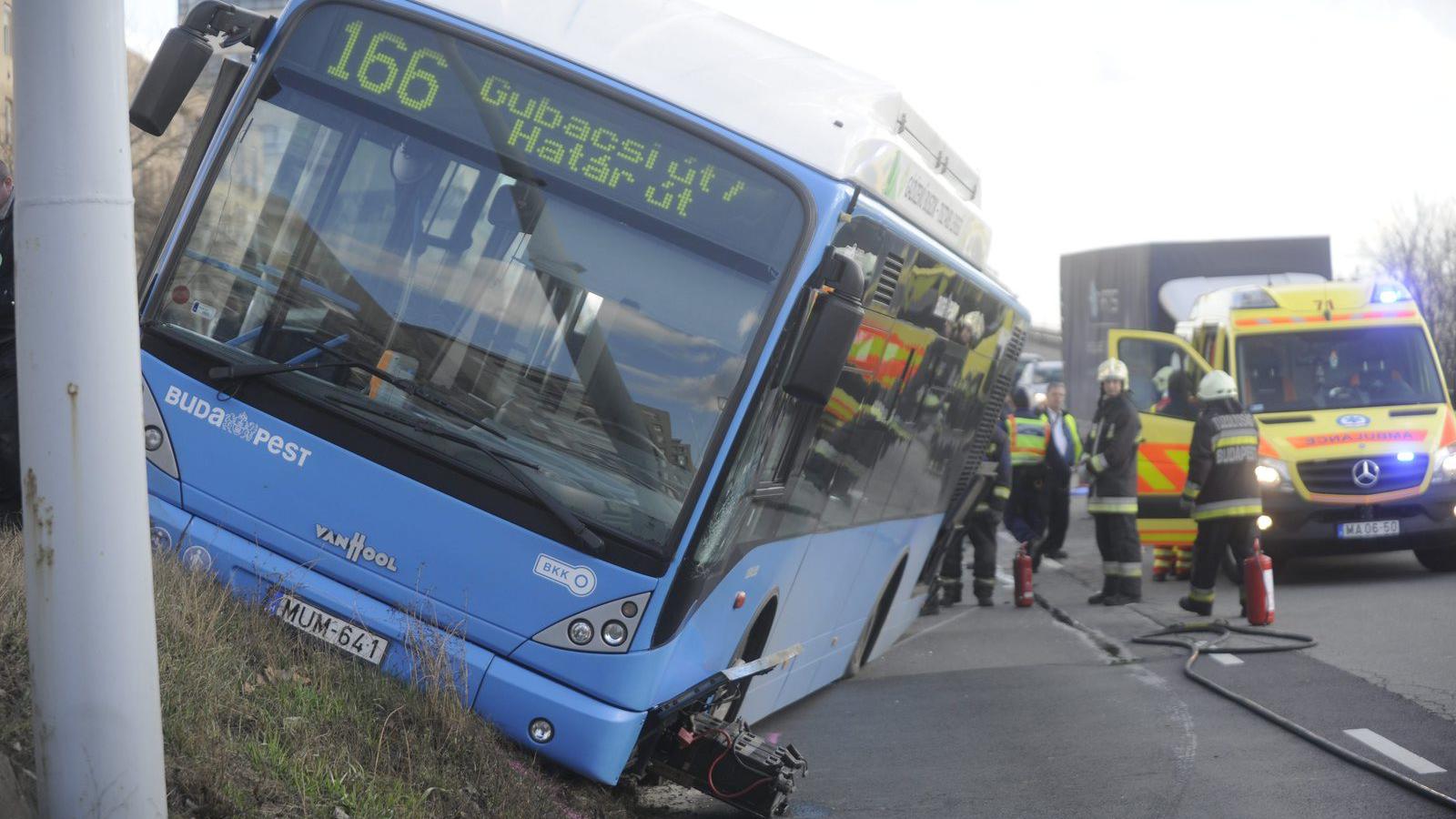 SOK TÚLÓRA, SOK HIBA Az idén 2 százalékkal nőtt a buszsöfőrök hibája miatti balesetek száma - FOTÓ: MTI/MIHÁDÁK ZOLTÁN

