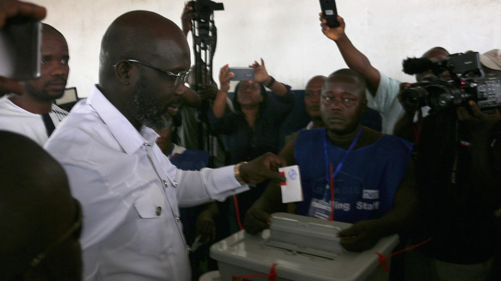 A George Weah labdarúgó-ikon és a Demokratikus Változás Koalíció elnöke a 2017. december 26-i választásokon - Monrovia, Libéria.