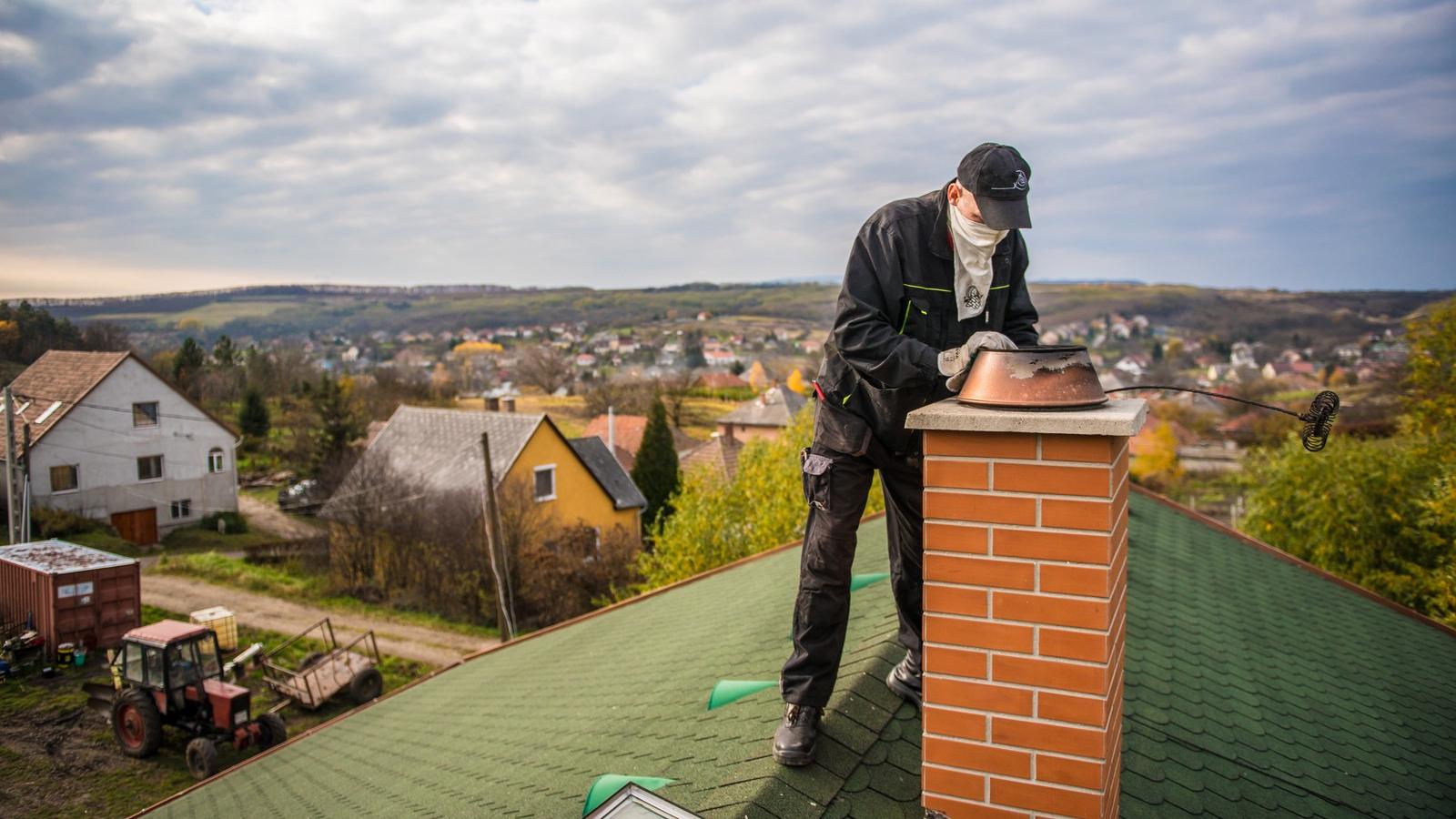 HÁZTETŐ Kevés családi ház tetején látni majd idéntől kéményseprőt - Fotó: Németh András Péter
