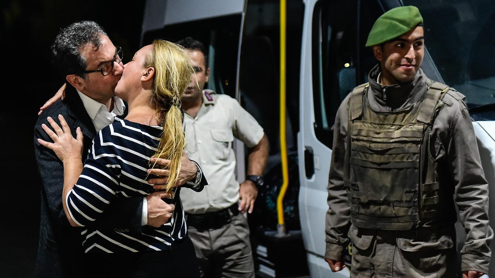 Kadri Gursel feleségével, mikor 2017. szeptember 26-án feltételes szabadlábra helyezték. Fotó: YASIN AKGUL / AFP 