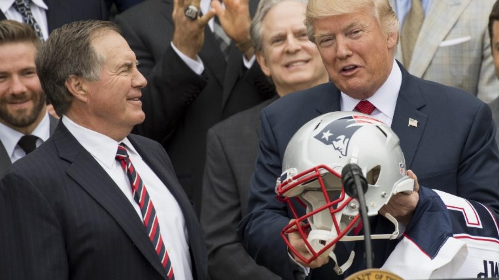 Donald Trump elnök egy labdarúgó sisakot kapott a New England Patriots vezetőedzőjétől a 2017-es ünnepségen. FOTÓ: SAUL LOEB / A