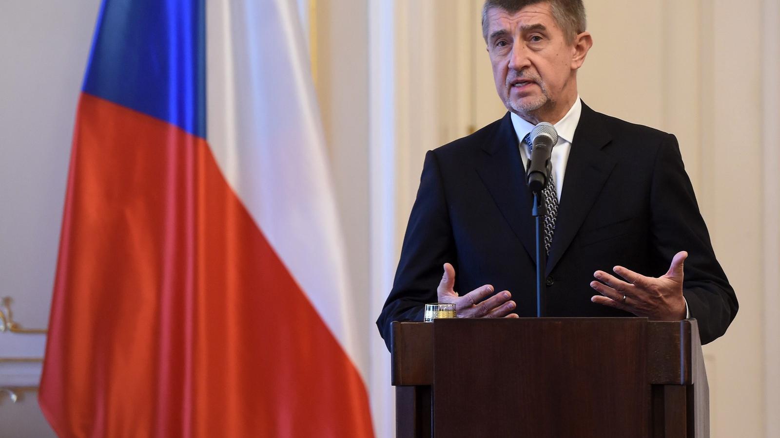 Andrej Babis egy sajtótájékoztatón, miután pártjának első kormányalakítási kísérlete kudarcba fulladt, ő pedig lemondani kénysze