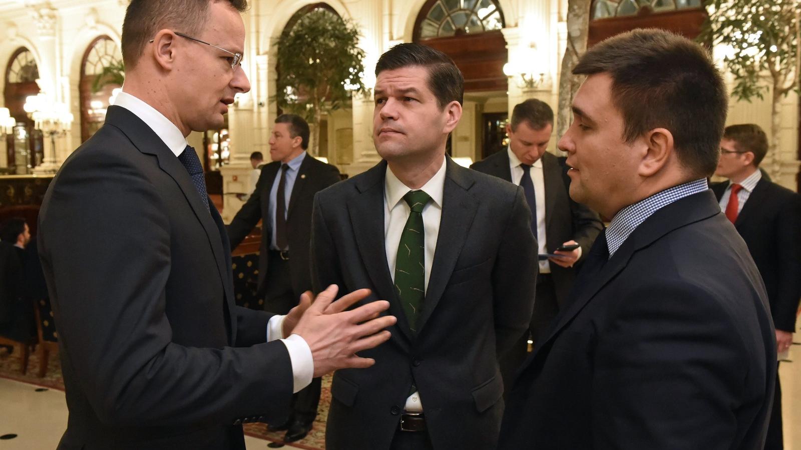 Szijjártó Péter, Wess Mitchell és Pavlo Klimkin Párizsban. A magyar diplomácia hangos, de eredménytelen Fotó: MTI/KKM