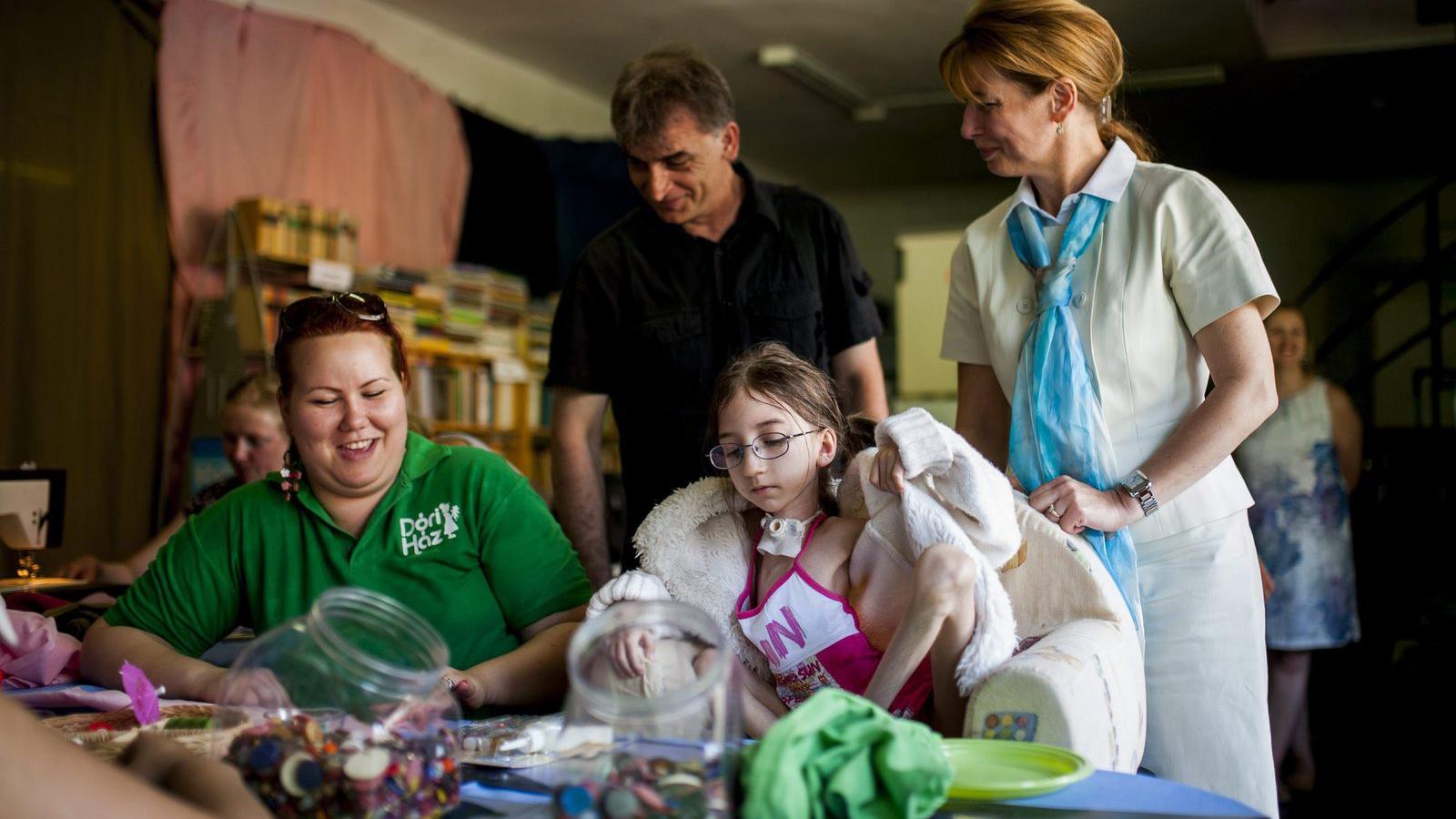 2014-ben Herczegh Anita, Áder János köztársasági elnök felesége (jobb oldalon) részt vett egy foglalkozáson a Gyermekhospice Hős