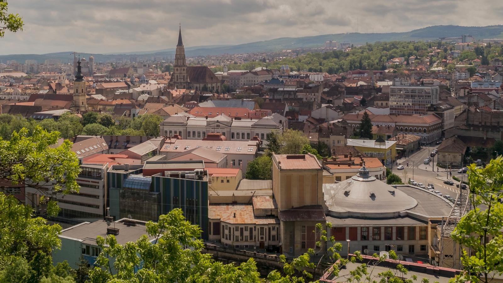 Kolozsvár látképe, előtérben a Kolozsvári Állami Magyar Színház épületével. Fotó: Shutterstock.