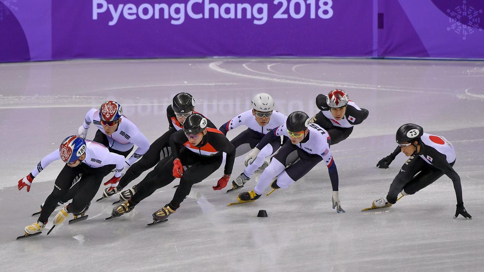 Liu Shaoang (b3) és Liu Shaolin Sándor (b4) a phjongcshangi téli olimpia 5000 méteres gyorskorcsolyaváltó versenyének elődöntőjé