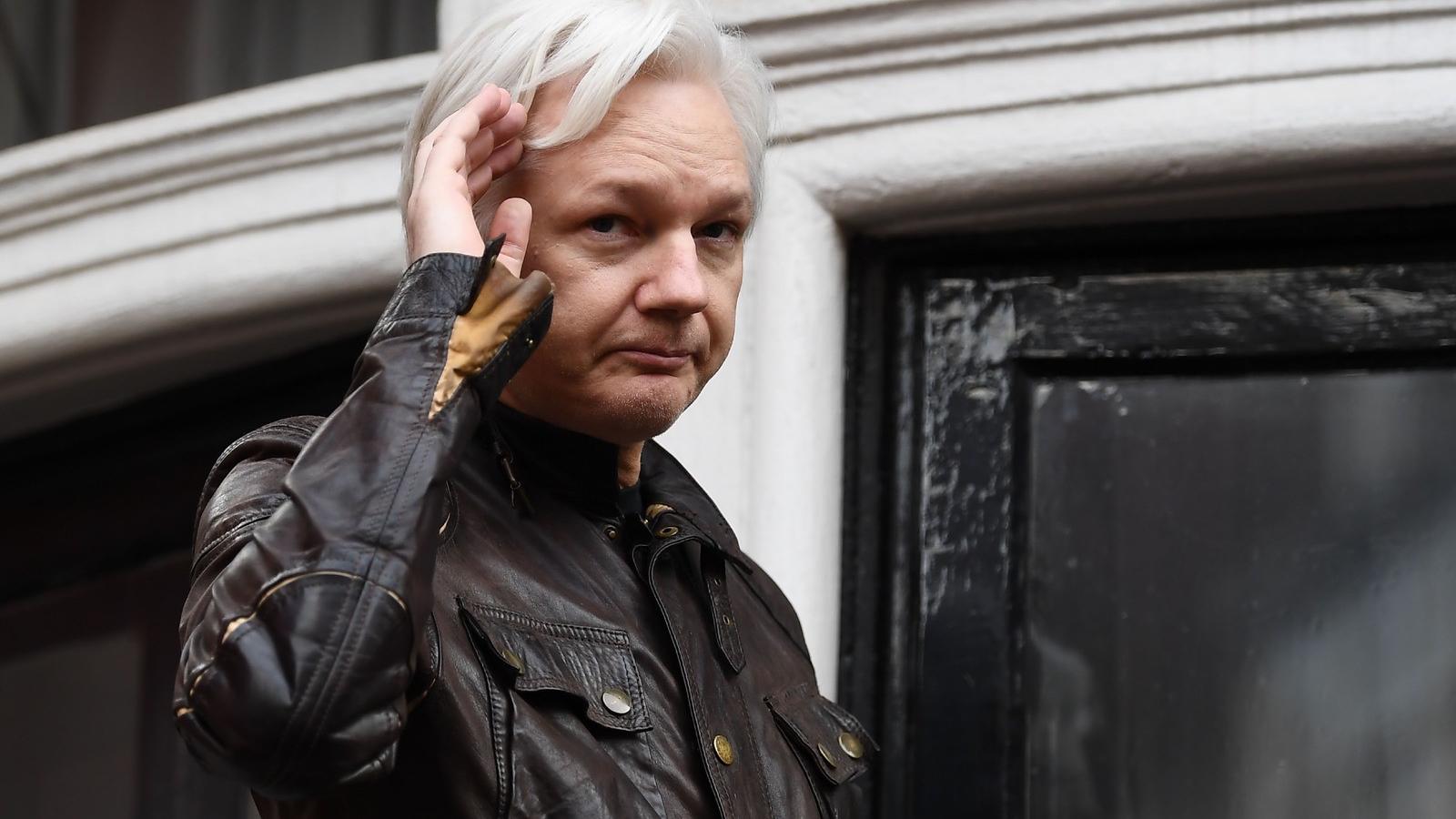 Assange Ecuador londoni nagykövetségén - AFP fotók