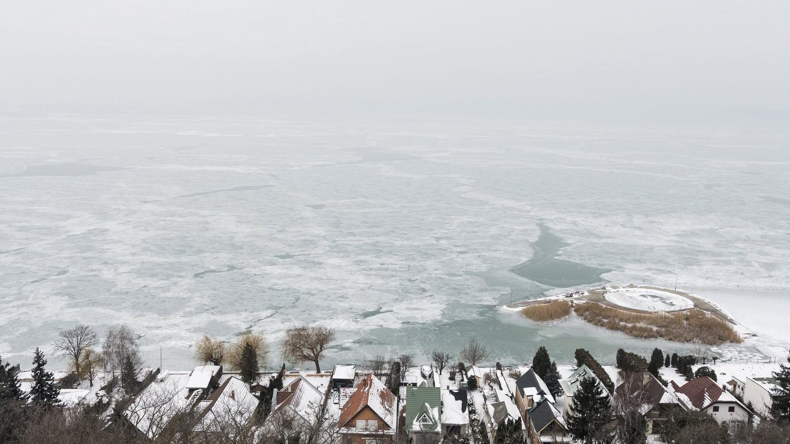 Balatonvilágosnál is összefüggő jég borítja a Balatont Fotó: MTI/Mónus Márton