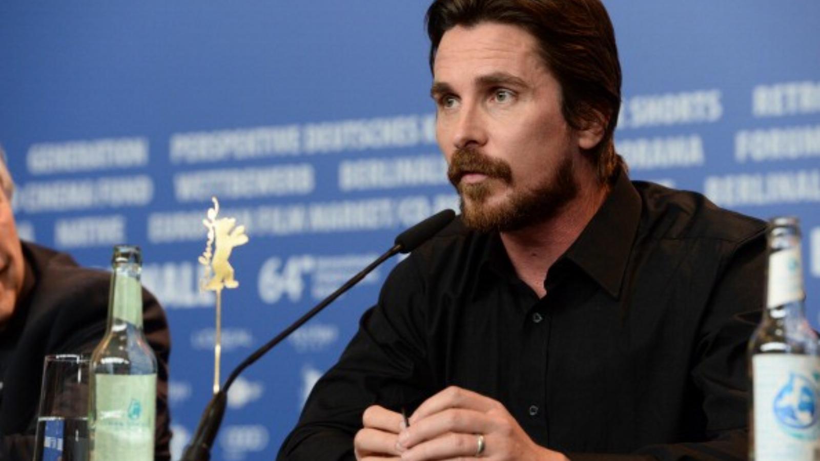 Christian Bale a 64. Berlinálén, az Amerikai Botrány sajtótájékoztatóján. Fotó: Ian Gavan / Getty Images