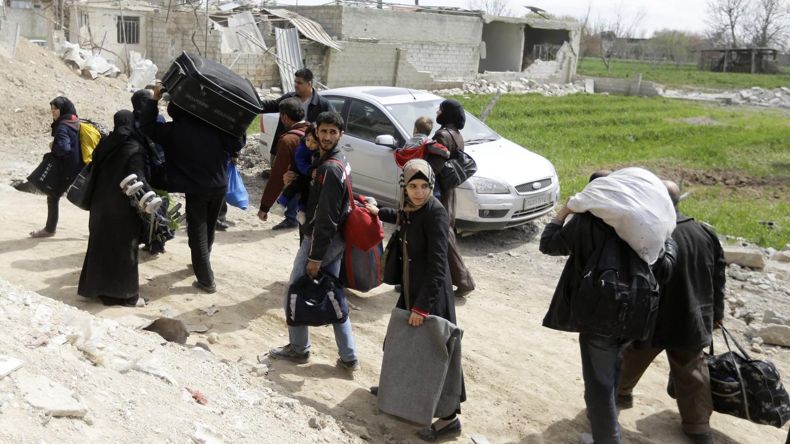 Kelet-Gútából tömegesen próbálnak békésebb helyekre vonulni az emberek Fotó: AFP/Louai Beshara