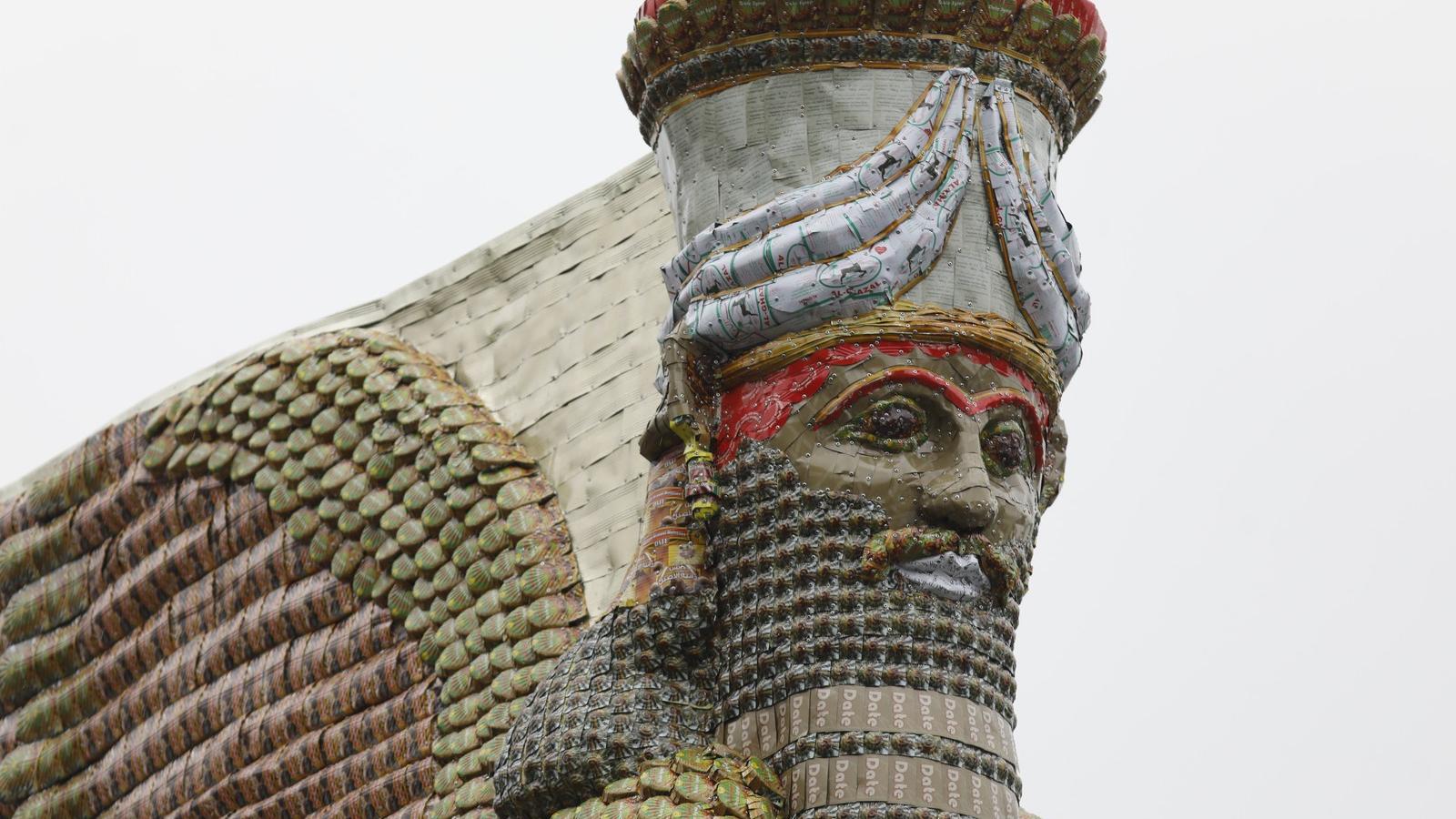 A "The Invisible Enemy Should Not Exist" című szobor a londoni Trafalgar téren. Fotó: Tolga AKMEN / AFP