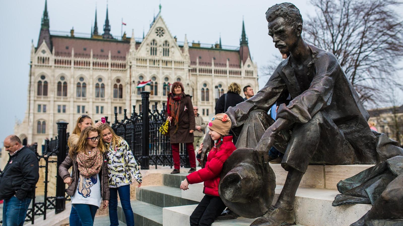 József Attila szobra a Kossuth téren. Fotó: Kállai Márton