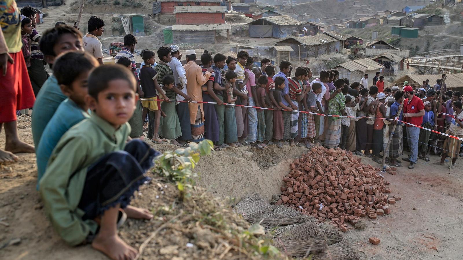 Ételosztásra váró rohingya menekültek a bangladesi Kutupalong táborban Fotó: AFP