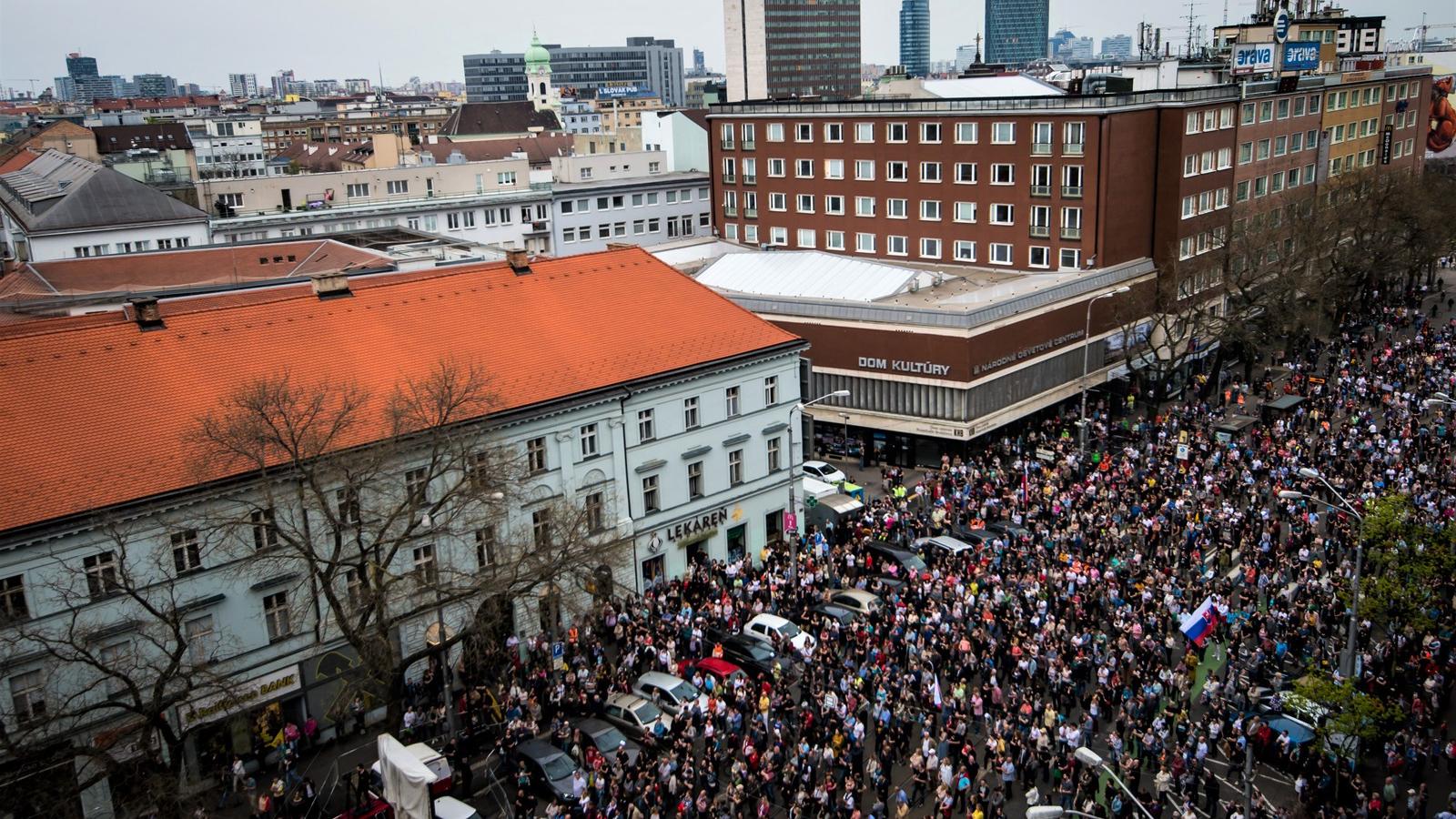 "Tisztességes Szlovákiáért" - tüntetés Tibor Gašpar lemondásáért Pozsonyban, 2018 április 15-én. Fotó: VLADIMIR SIMICEK / AFP