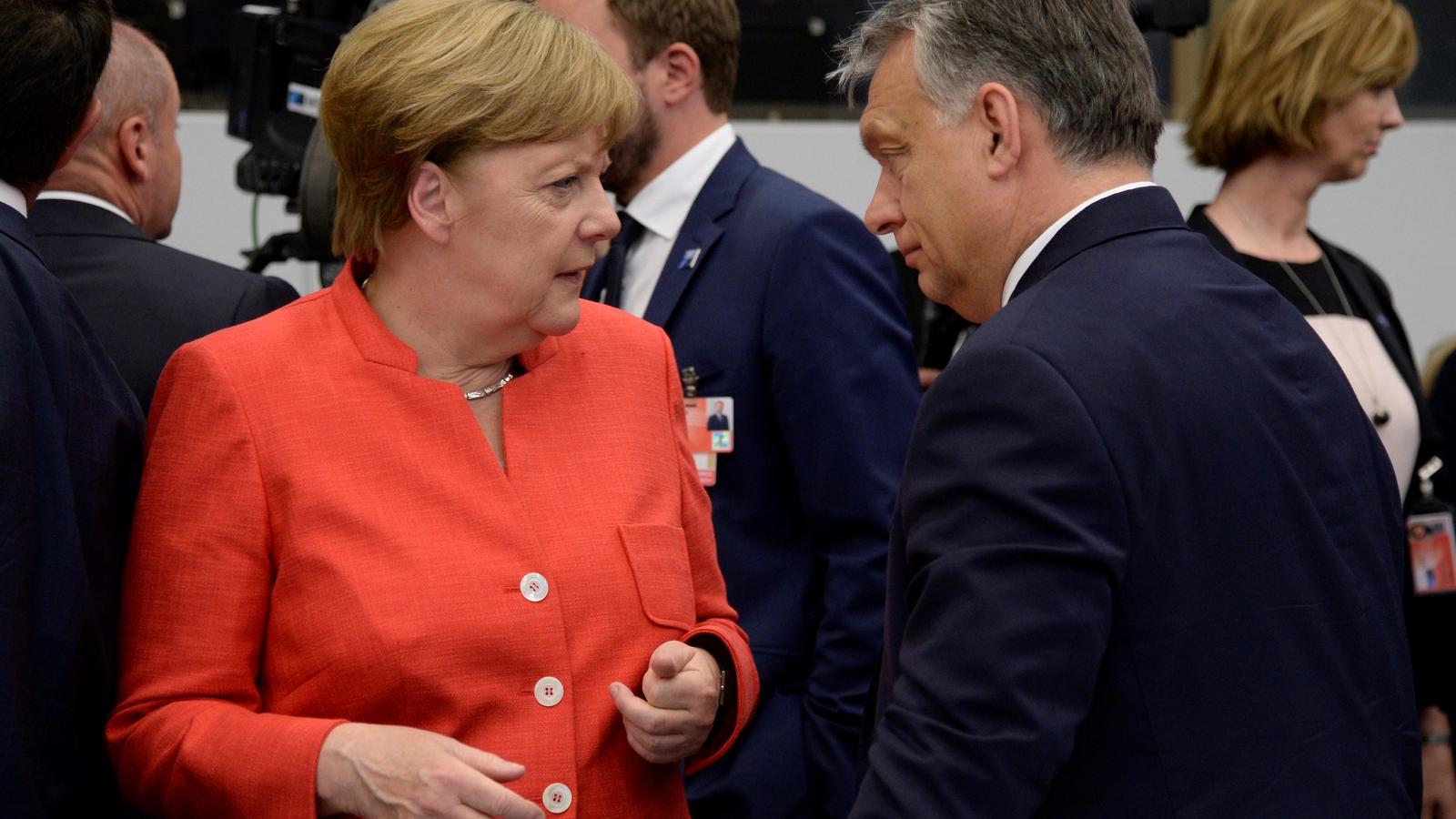 Angela Merkel német kancellár és a magyar miniszterelnök, Orbán Viktor a NATO  csúcstalálkozóján a NATO központjában, Brüsszelbe