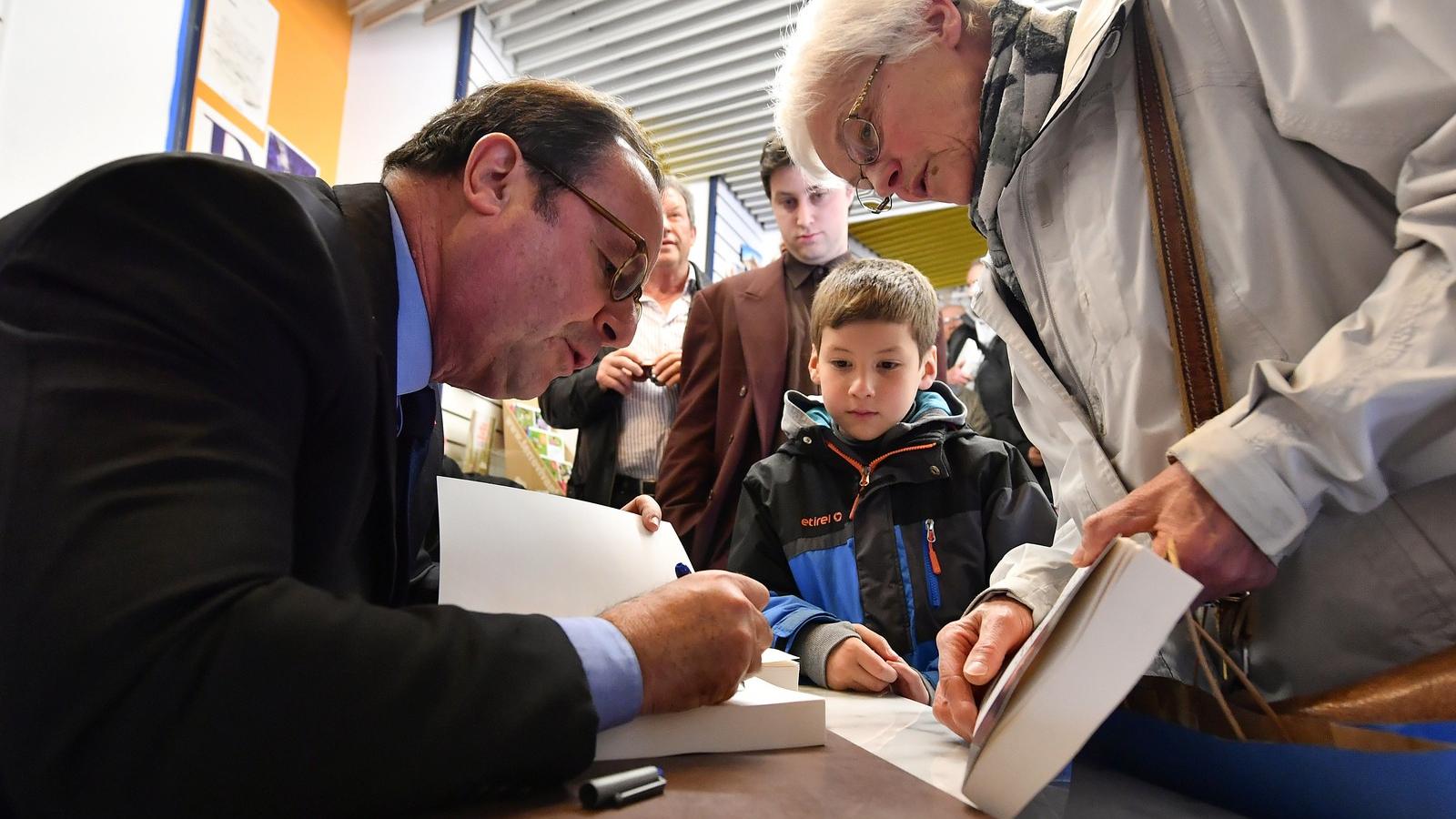 Francois Hollande emlékiratait dedikálja FOTÓ: AFP/GEORGES GOBET