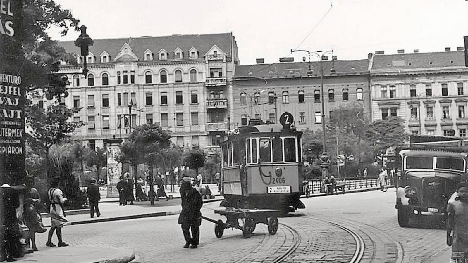 KLAUZÁL TÉR 16 . (HÁTUL BALRA) A pénzt elemelő Dicsőfi hajnalonta megtért atyja otthonába - FOTÓ: FORTEPAN