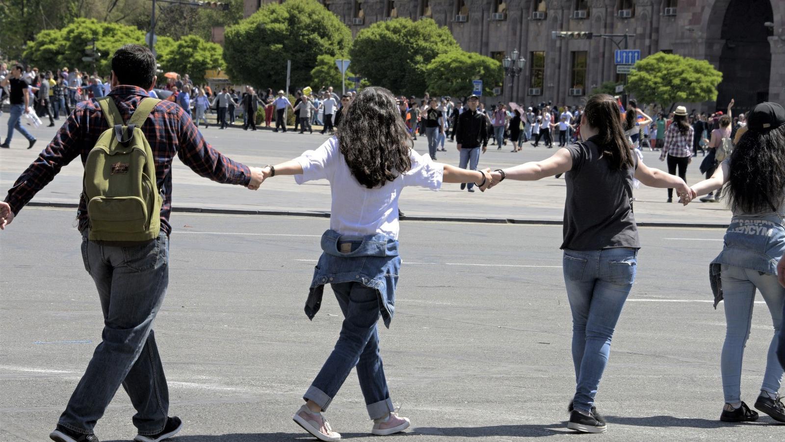 Tüntetők lezárnak egy jereváni kereszteződést szerdán. Fotó: KAREN MINASYAN / AFP