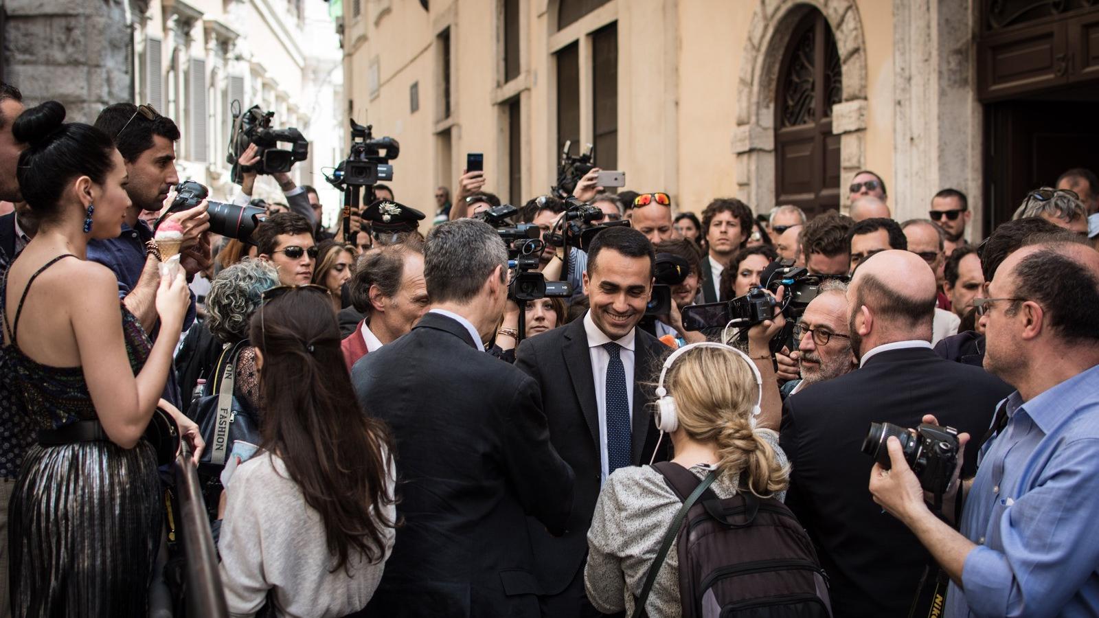 Luigi Di Maio, az M5S vezetője nyilatkozik, miután a Ligától Matteo Salvinival egyeztetett. Fotó: Andrea Ronchini / NurPhoto