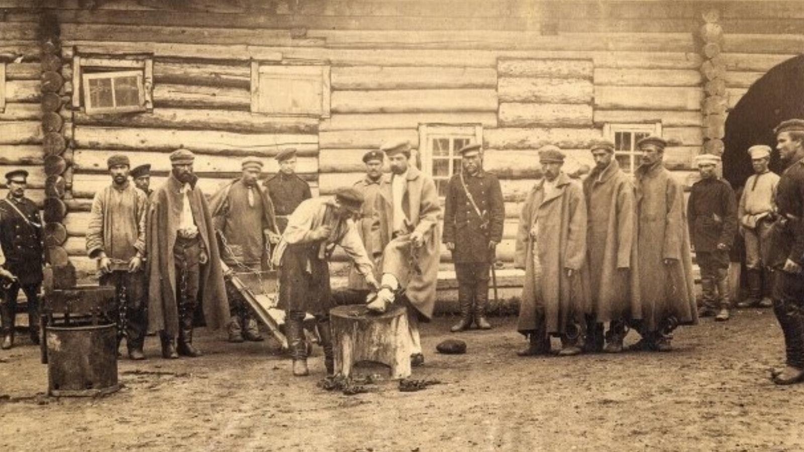 RABOK SZIBÉRIÁBAN - Petőfit vélik felismerni Csehov fotóján