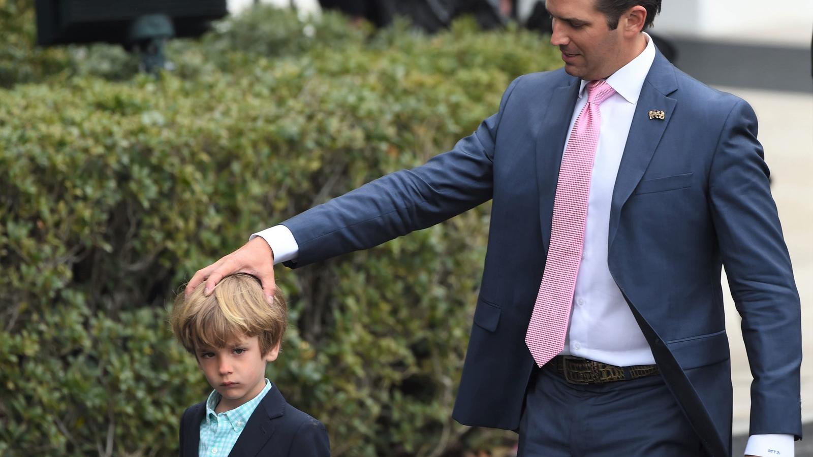 A kétes kijelentések sorát tevő Donald Trump jr. gyermekével vigasztalódik Fotó: AFP/Andrew Caballero