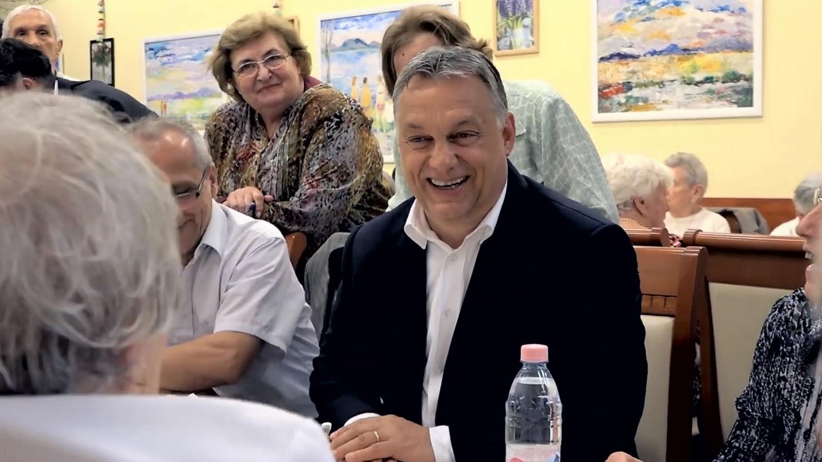 Orbán Viktor a hálás idősek körében  Forrás: Facebook/Orbán Viktor