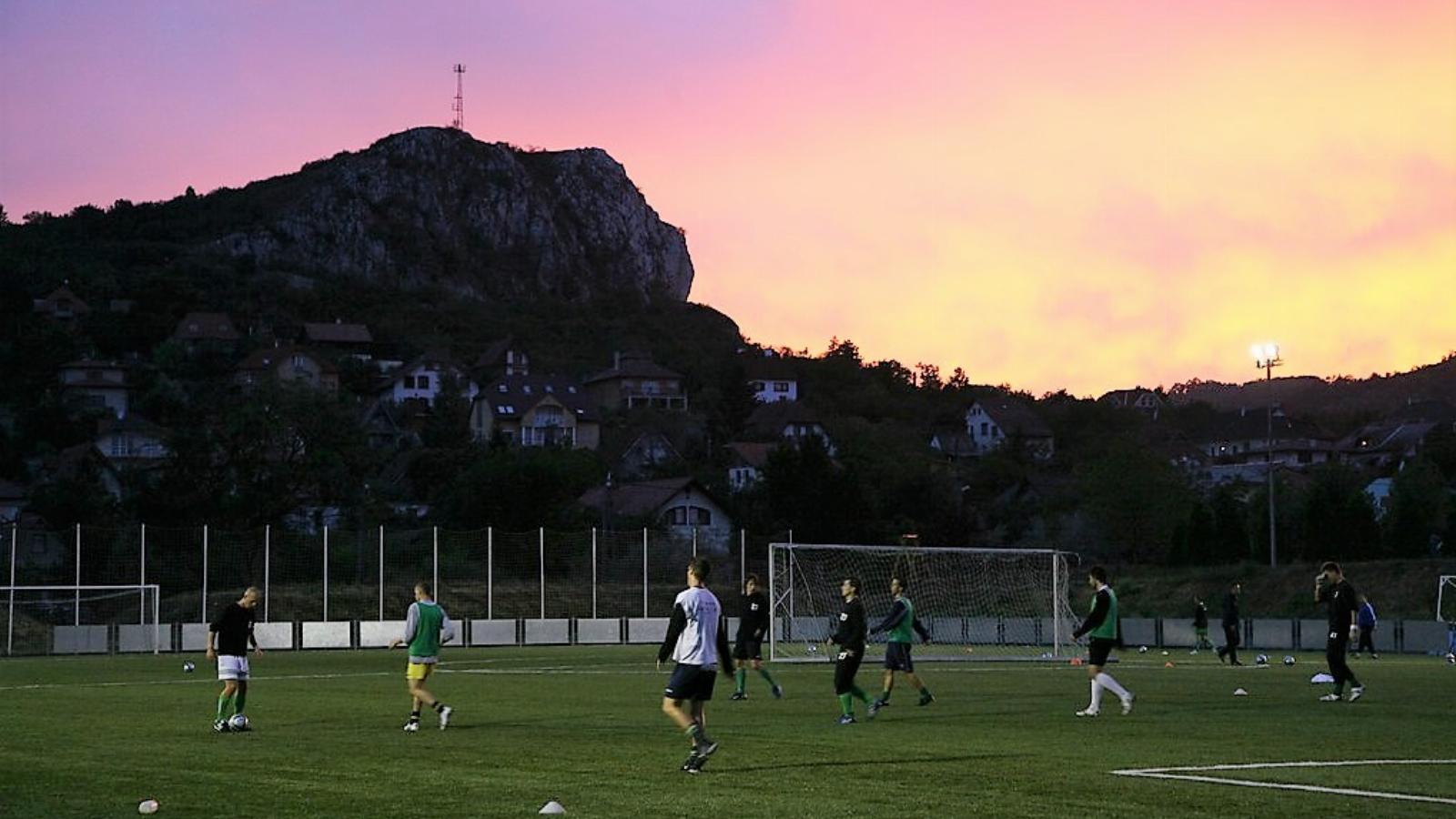 Budaörsi focipálya, sötétedés előtt. Képünk illusztráció Fotó: Kállai Márton