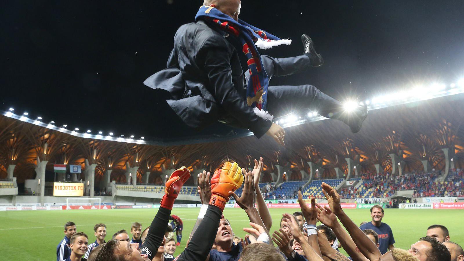 A bajnok Videoton FC játékosai Marko Nikolic vezetőedzőt dobják fel a levegőbe, miután 2-0-ra legyőzték a Budapest Honvédot az O