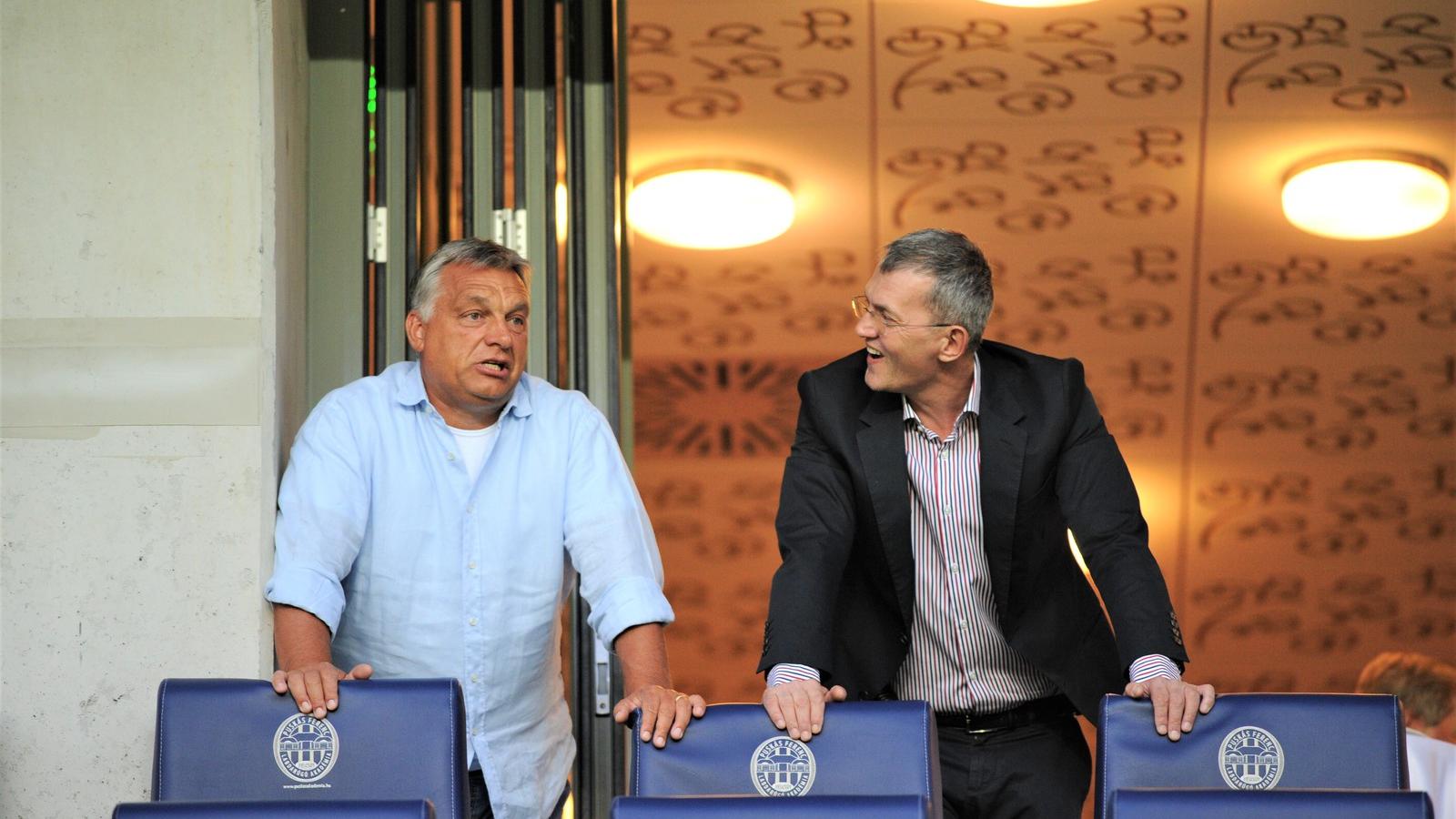 Orbán Viktor és Garancsi István jól mulatnak a Videoton egy mérkőzésén. Fotó: Molnár Ádám